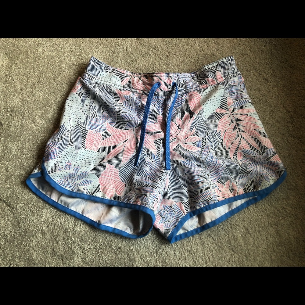 Columbia Women’s Size M PFG Floral Shorts Fishing Hiking Camping Lightweight